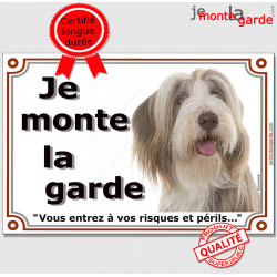 Bearded Collie fauve et blanc, plaque portail "Je Monte la Garde, risques et périls" pancarte panneau beige marron photo Beardie