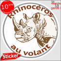 sticker rond "Rhinocéros au volant" humour absurde 14 cm