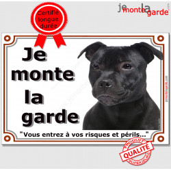 Staffie tout noir tête, plaque portail "Je Monte la Garde, risques périls" panneau affiche pancarte, staffy entièrement noir pho