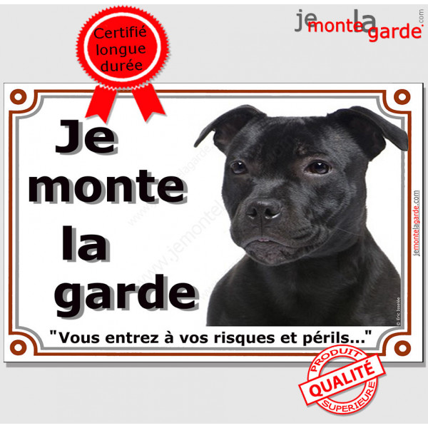 Staffie tout noir tête, plaque portail "Je Monte la Garde, risques périls" panneau affiche pancarte, staffy entièrement noir pho