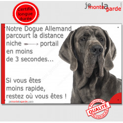 Danois gris bleu, plaque humour "parcourt distance Niche - Portail, rapide" photo Dogue Allemand attention au chien