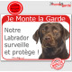 Labrador Chocolat tête , Panneau Portail rouge "Je Monte la Garde, surveille protège" affiche plaque pancarte marron brun photo