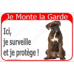 Boxer Marron Bringé Assis, plaque Portail rouge "Je Monte la Garde, surveille protège" pancarte, affiche panneau photo