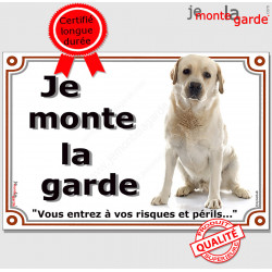 Labrador sable clair assis, plaque portail "je Monte la Garde, risques et périls" pancarte panneau photo poil beige blanc