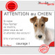 Fox Terrier poils durs blanc fauve, plaque portail humour "Attention au Chien, Jetez Vous au Sol, attendez secours, courage"