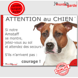 Amstaff fauve et blanc, plaque portail humour" Attention au chien, jetez Vous au Sol, courage" pancarte drôle panneau marrant