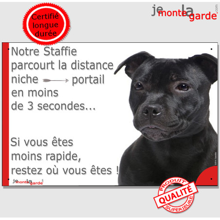 Staffie Noir, Plaque photo humour "parcourt la distance niche-portail en moins de 3 secondes" photo, résiste dehors