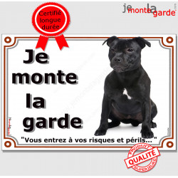 Staffie noir bringé Assis, Plaque portail "Je Monte la Garde, risques périls" panneau affiche pancarte photo staffy