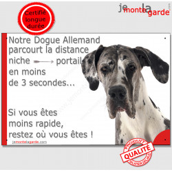 Danois arlequin, blanc tâches noires, plaque humour "parcourt distance Niche - Portail, rapide" photo Dogue Allemand attention