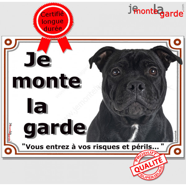 Staffie tout noir tête, plaque portail "Je Monte la Garde, risques périls" panneau affiche pancarte, staffy entièrement noir pho