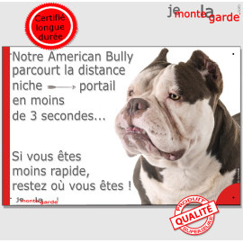 American Bully marron chocolat et blanc, plaque humour "parcourt distance Niche-Portail moins 3 secondes" photo attention chien