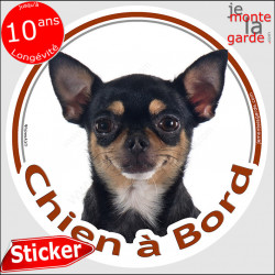 Chihuahua noir et feu poils courts, sticker autocollant rond "Chien à Bord" disque photo adhésif vitre voiture