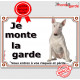 Bull Terrier Blanc assis, pancarte portail "Je monte la garde, risques périls"affiche panneau plaque photo attention au chien
