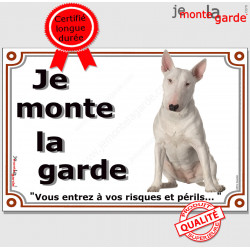 Bull Terrier Blanc assis, pancarte portail "Je monte la garde, risques périls"affiche panneau plaque photo attention au chien