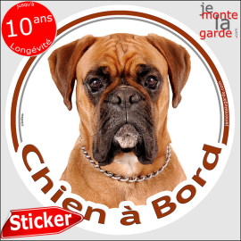 Sticker rond Chien à Bord avec portrait de Boxer fauve, masque noir bien marqué, regard intense et expression sérieuse.