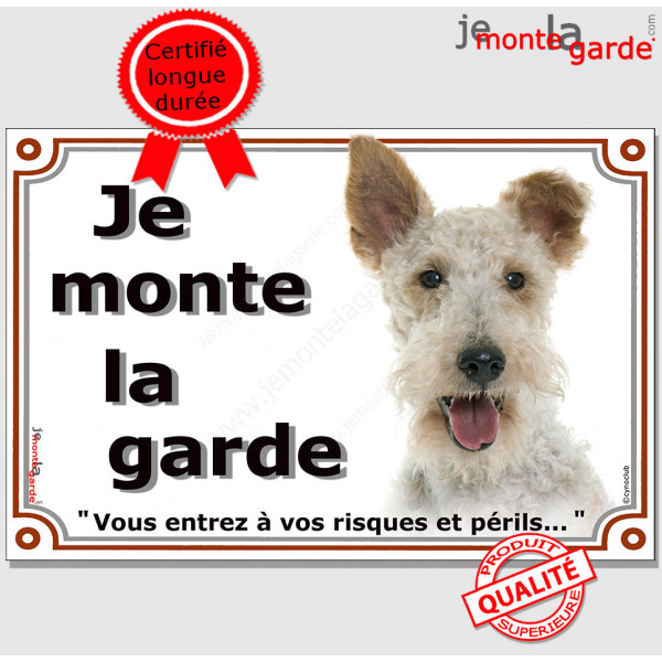 Fox Terrier blanc et fauve à poils durs, plaque portail "Je Monte la Garde, risques périls" pancarte photo panneau