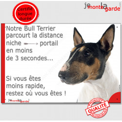 Bull Terrier Tricolore, plaque humour "parcourt distance Niche-Portail moins 3 secondes, rapide" pancarte photo attention chien
