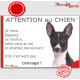 Basenji noir et blanc, pancarte portail humour "Attention au Chien, Jetez Vous au Sol, attendez secours, courage" photo pancarte
