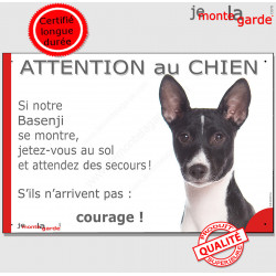 Basenji noir et blanc, pancarte portail humour "Attention au Chien, Jetez Vous au Sol, attendez secours, courage" photo pancarte