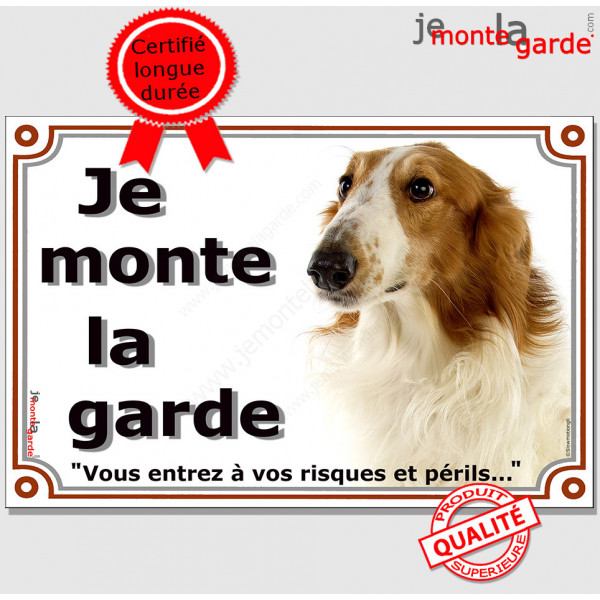 Lévrier Barzoï fauve marron et blanc, plaque portail "Je Monte la Garde, risques périls" pancarte panneau photo