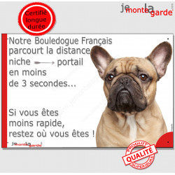 Bouledogue Français Fauve, plaque Attention au chien "parcourt la distance niche portail en moins de 3 secondes" beige