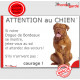 Dogue de Bordeaux fauve acajou à masque face rouge assis, plaque humour "Jetez Vous au Sol, Attention au Chien" pancarte panneau