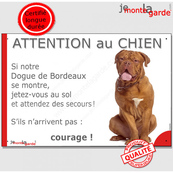 Dogue de Bordeaux fauve acajou à masque face rouge assis, plaque humour "Attention au Chien, Jetez Vous au Sol, courage" photo