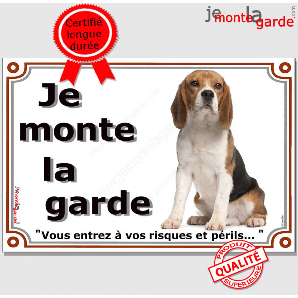 Beagle Elisabeth tricolore, plaque portail "Je Monte la Garde risques périls" pancarte panneau photo