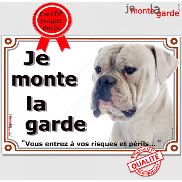 Bouledogue Américain tout blanc, plaque portail "Je Monte la Garde, risques et périls" pancarte panneau bulldog photo