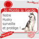 Husky Sibérien Gris et blanc, plaque portail rouge "Je Monte la Garde surveille protège" pancarte fluo visible photo 