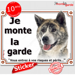 Akita Inu Japonais bringé, panneau autocollant "Je Monte la Garde, risques périls" portail entrée, sticker adhésif photo