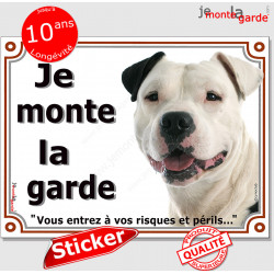 Amstaff blanc et noir, panneau autocollant "Je Monte la Garde, risques périls" portail entrée, sticker adhésif photo American