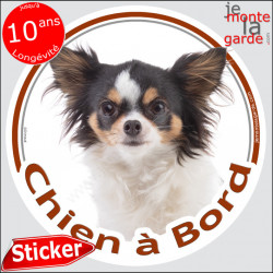 Chihuahua tricolore poils longs, sticker autocollant rond "Chien à Bord" Disque photo adhésif vitre voiture