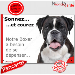 Boxer bringé foncé presque noir, plaque portail humour "Sonnez et Courez ! Notre Boxer a besoin dépenser" pancarte photo Attenti