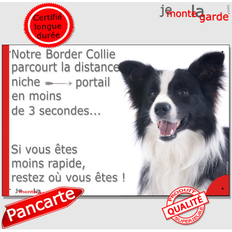 Border Collie noir et blanc poils longs, plaque humour "Attention au chien, distance Niche - Portail moins 3 secondes" résiste