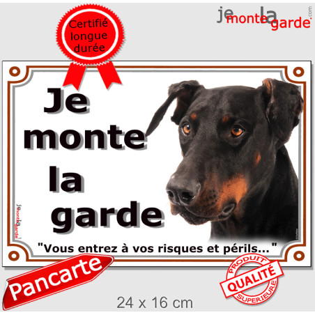Pancarte Dobermann noir et feu “Je monte la garde” regard ferme et attitude sévère, pour portail extérieur, fabriquée en France